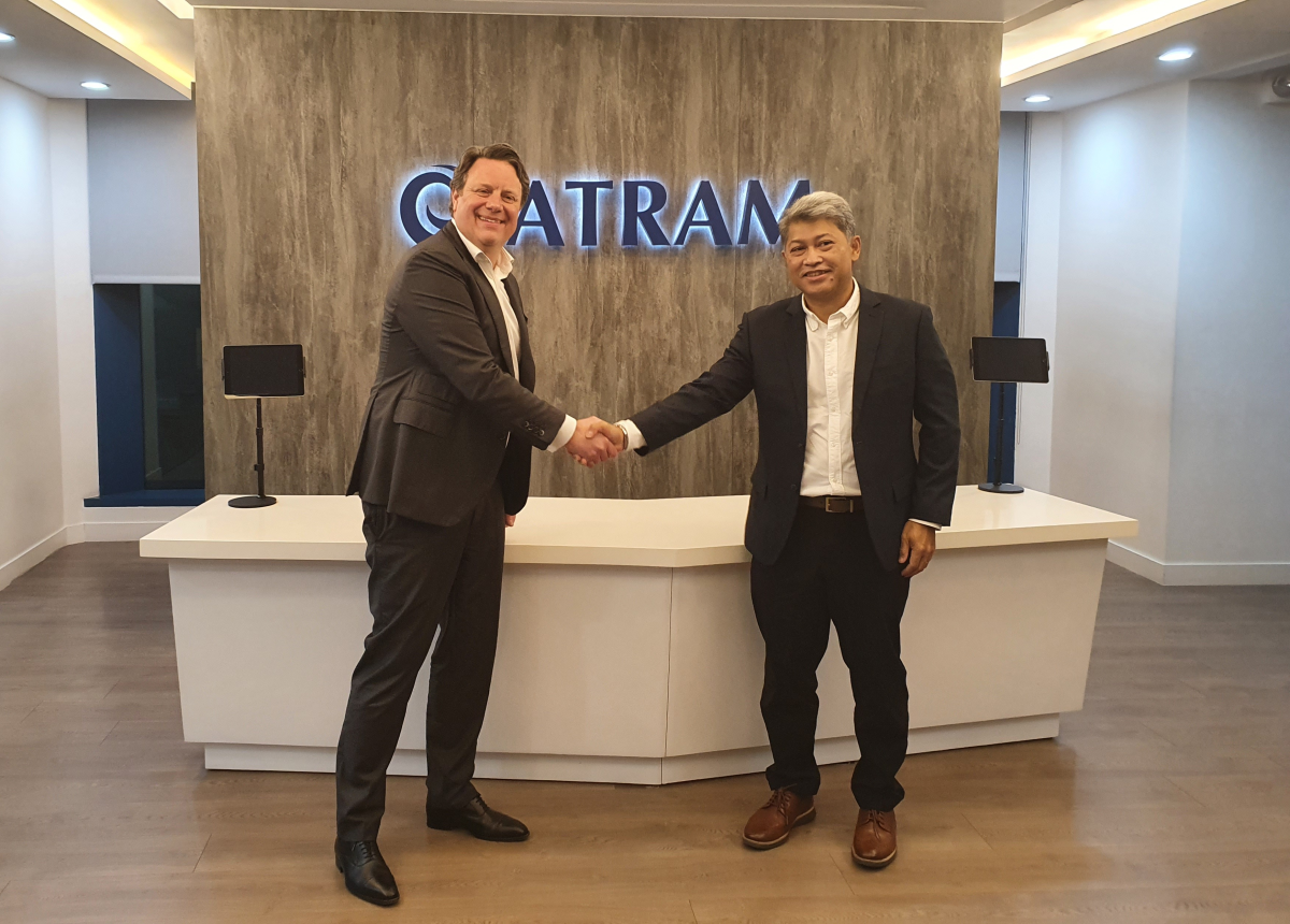 Michael Stemmle, founder & CEO additiv (left) shaking hands with Deanno Basas, President & Managing Director at ATRAM Trust Corporation, on the signing of the digital wealth partnership agreement.